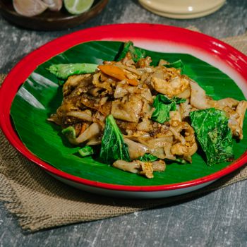 NR633 Pad See Ew w/Crispy Pork (Thai Kway Teow) (Pad See Ew Moo Krob)