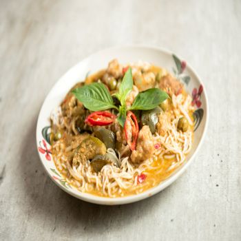NR611 Thai Red Curry Chicken Noodle (Kahnon Cin Kaeng Phed Gai)